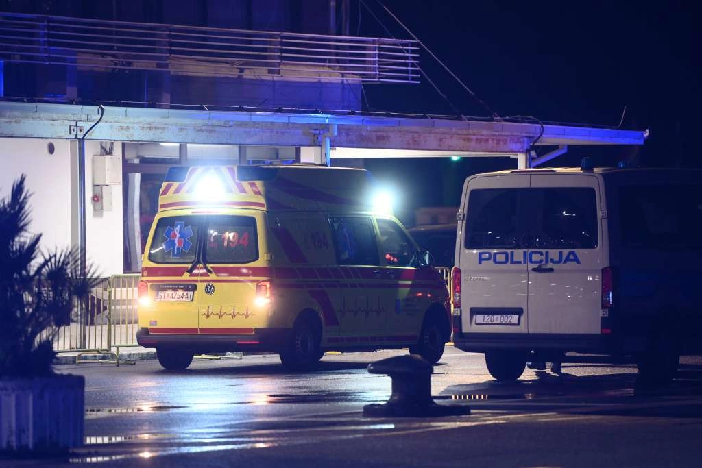 U splitskoj bolnici umro vozač koji je automobilom pao u more